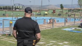 Un vigilante observa los movimientos en las piscinas