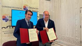 El consejero de Medio Ambiente, Vivienda y Ordenación del Territorio, Juan Carlos Suárez-Quiñones junto con el presidente de la Diputación de Segovia,  Miguel Ángel de Vicente