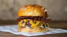 Una hamburguesa de Hundred Burgers.
