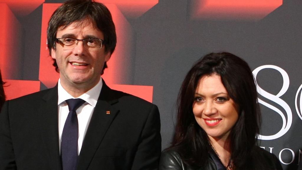 La actriz y presentadora Marcela Topor junto a Carles Puigdemont en un acto público en Barcelona, en 2017.