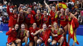 La selección femenina de waterpolo celebra su pase a la final.