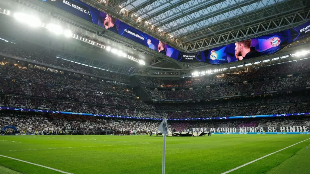 El Santiago Bernábeu lleno antes de un partido de Champions.