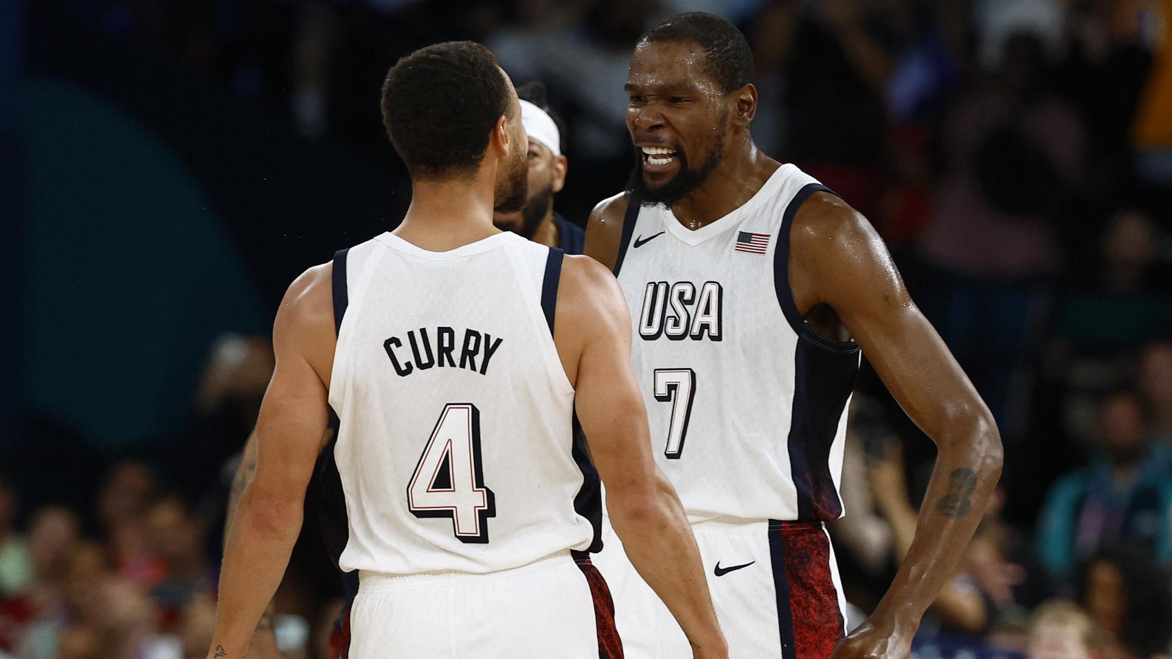 Curry y Durant celebran el triunfo de Estados Unidos sobre Serbia.