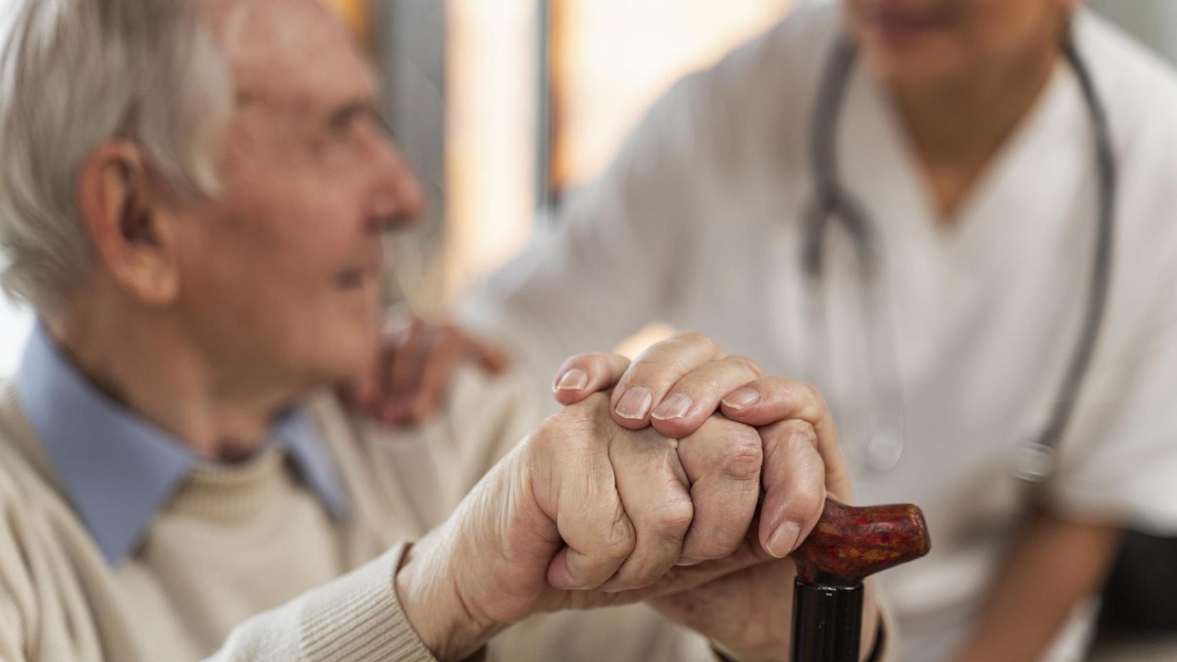Un anciano atendido en una residencia.