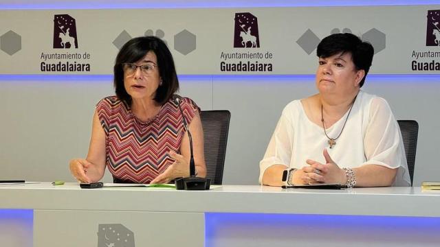 La cuarta teniente de alcalde y coordinadora de Servicios Administrativos de Guadalajara, Isabel Nogueroles, y la concejala de Promoción Económica y Empleo, Begoña García.
