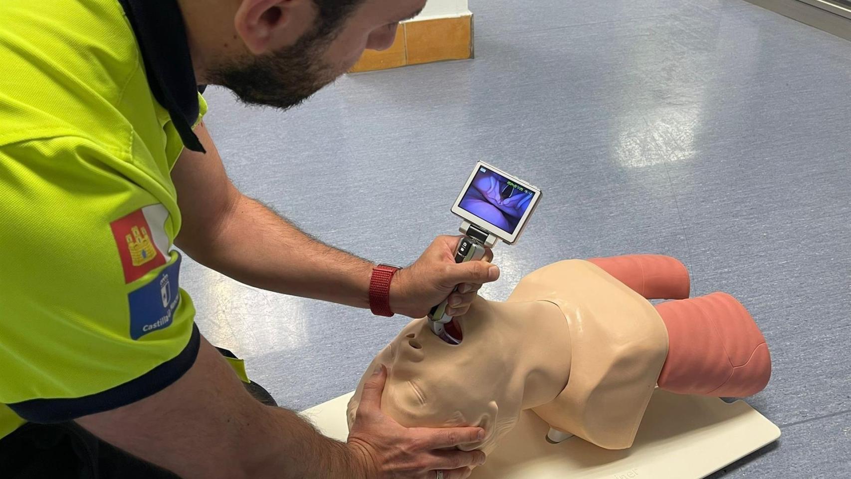 Una sanitario muestra cómo funciona un videolaringoscopio.