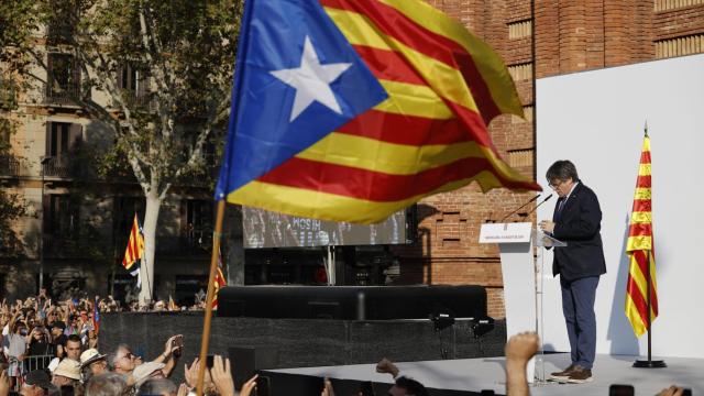 Carles Puigdemont reaparece libre en el escenario del Arco del Triunfo de Barcelona, siete años después de su huida.