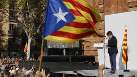 Carles Puigdemont reaparece libre en el escenario del Arco del Triunfo de Barcelona, siete años después de su huida.