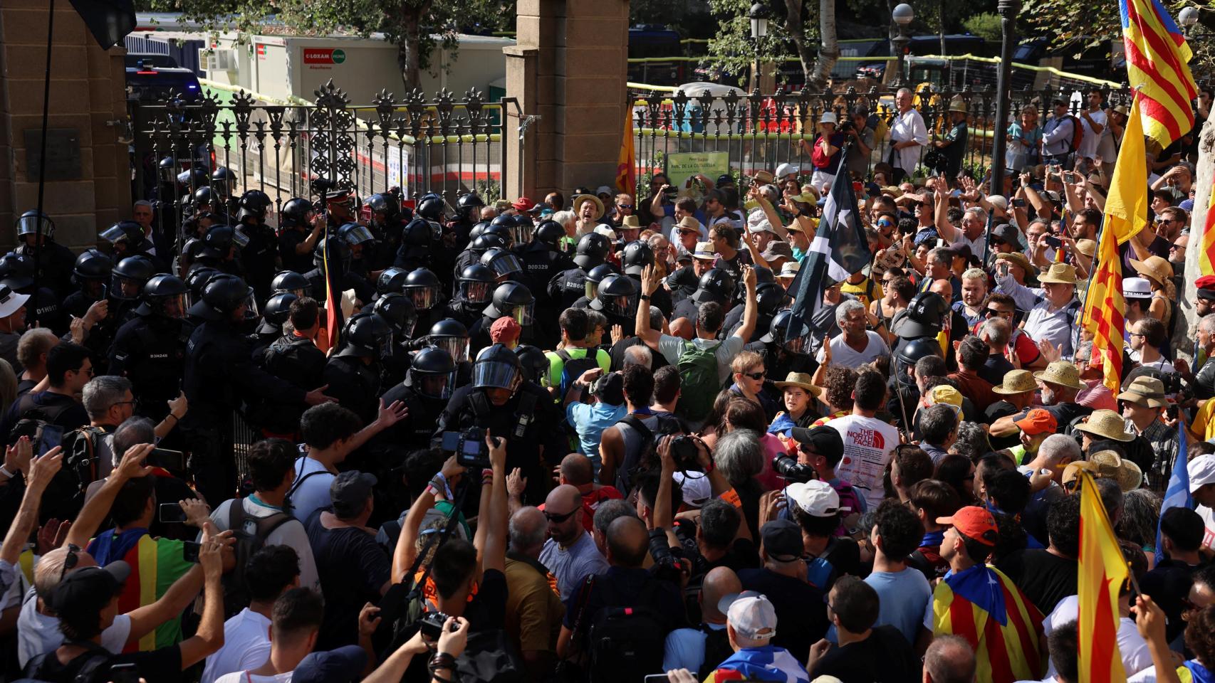 Mossos d'Esquadra cargando contra manifestantes tras ser acorralados por fieles de Puigdemont que querían entrar en la Ciutadella de Barcelona.