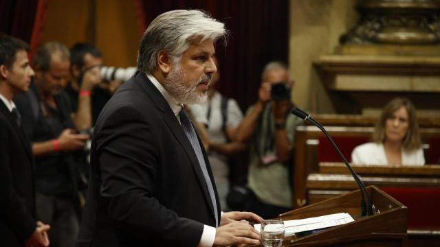 El diputado de Junts Albert Batet, este jueves en el Parlament, en su réplica al discurso de investidura de Illa.