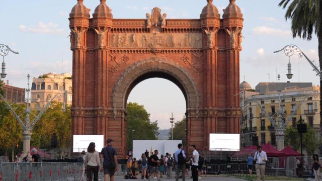 Escenario y pantallas montados ante el Arco del Triunfo de Barcelona para el discurso de regreso de Carles Puigdemont.