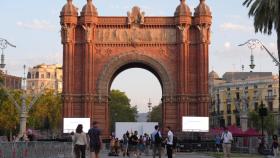 Escenario y pantallas montados ante el Arco del Triunfo de Barcelona para el discurso de regreso de Carles Puigdemont.