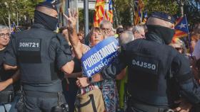 Los seguidores de Carles Puigdemont, rodeados de agentes de los Mossos, en el día de la investidura de Illa.