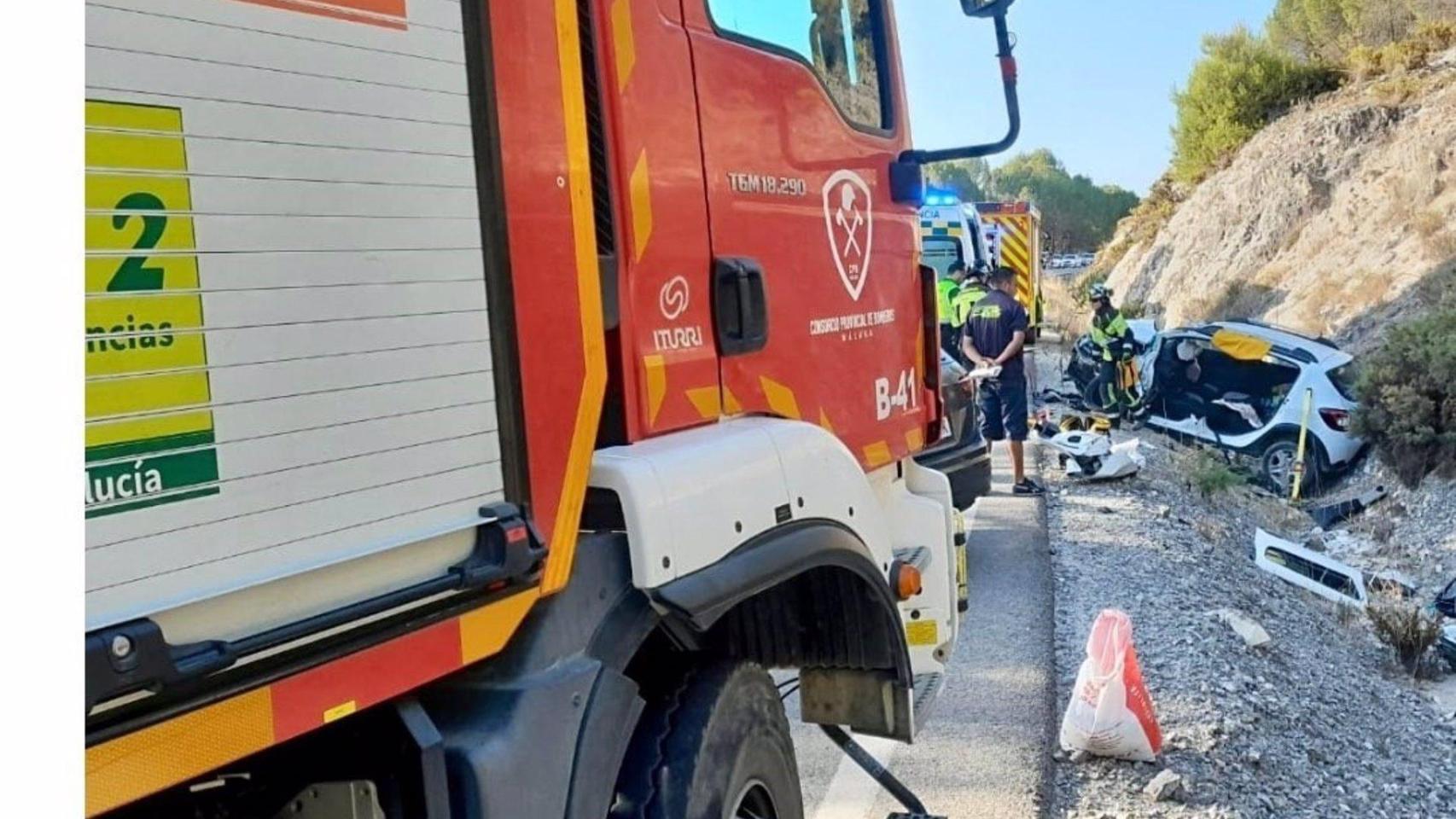 Bomberos del Consorcio Provincial intervienen en un accidente entre dos turismos en la A-355, en Monda.