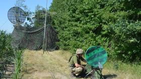Efectivos de comunicación del ejército ucraniano, camuflando los dispositivos