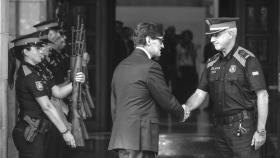 El líder del PSC Salvador Illa abandona el Parlament tras ser investido presidente y saluda a los Mossos.