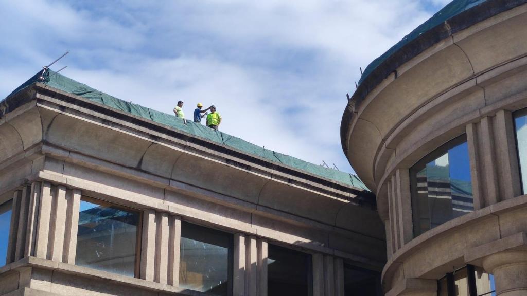Obreros en la cubierta del Palacio de la Ópera de A Coruña.