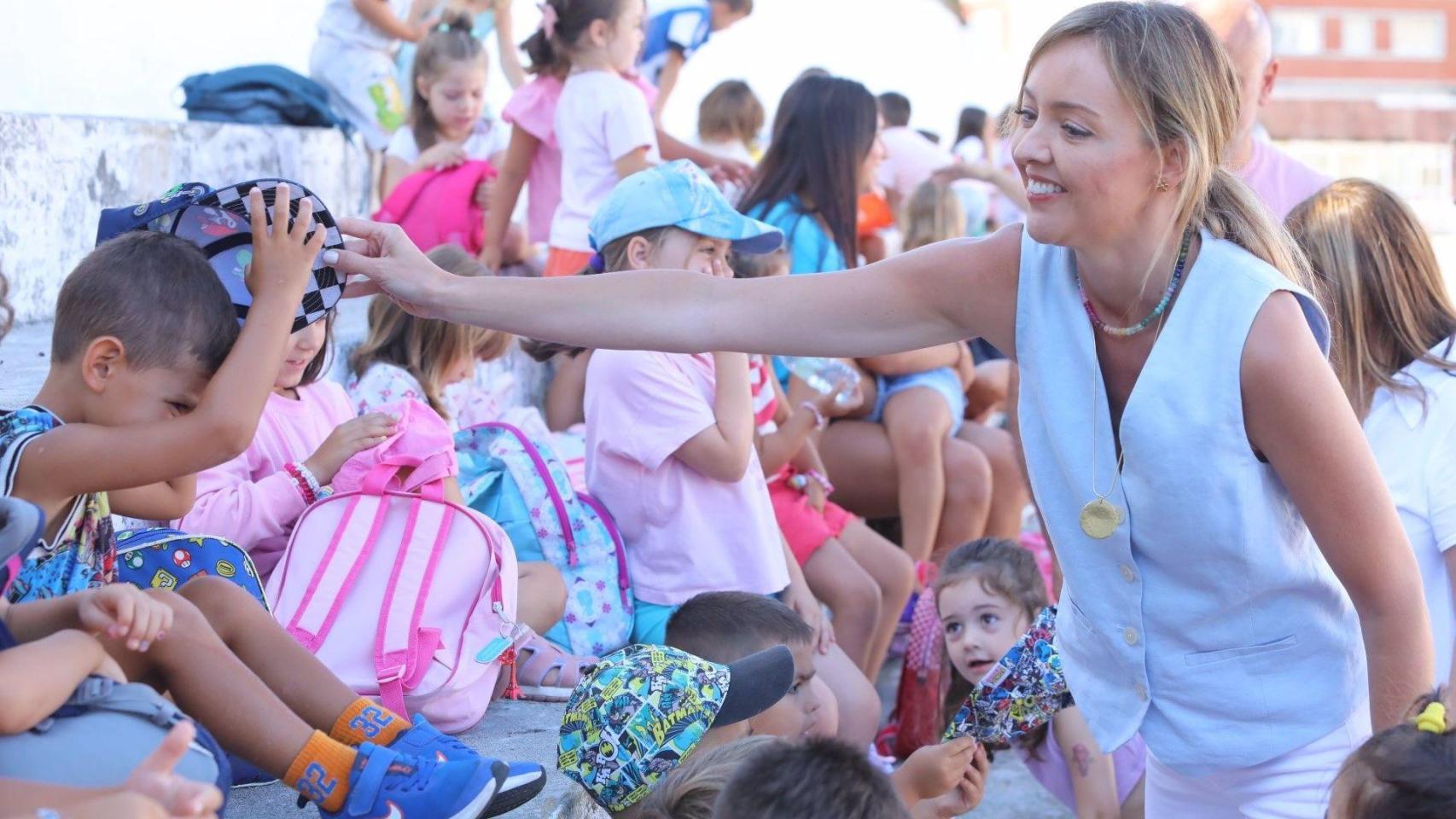 Fabiola García visita a los niños participantes en el campamento de verano de Noia.