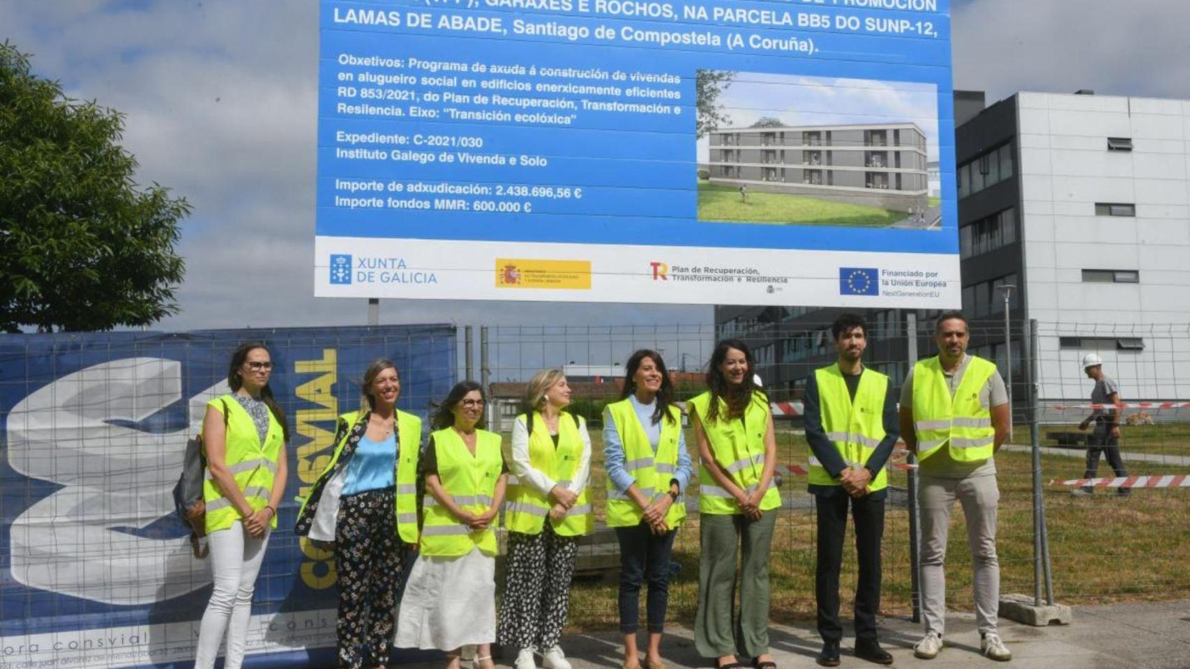 La conselleira de Vivenda y la alcaldesa en funciones visitan las obras en Lamas de Abade.