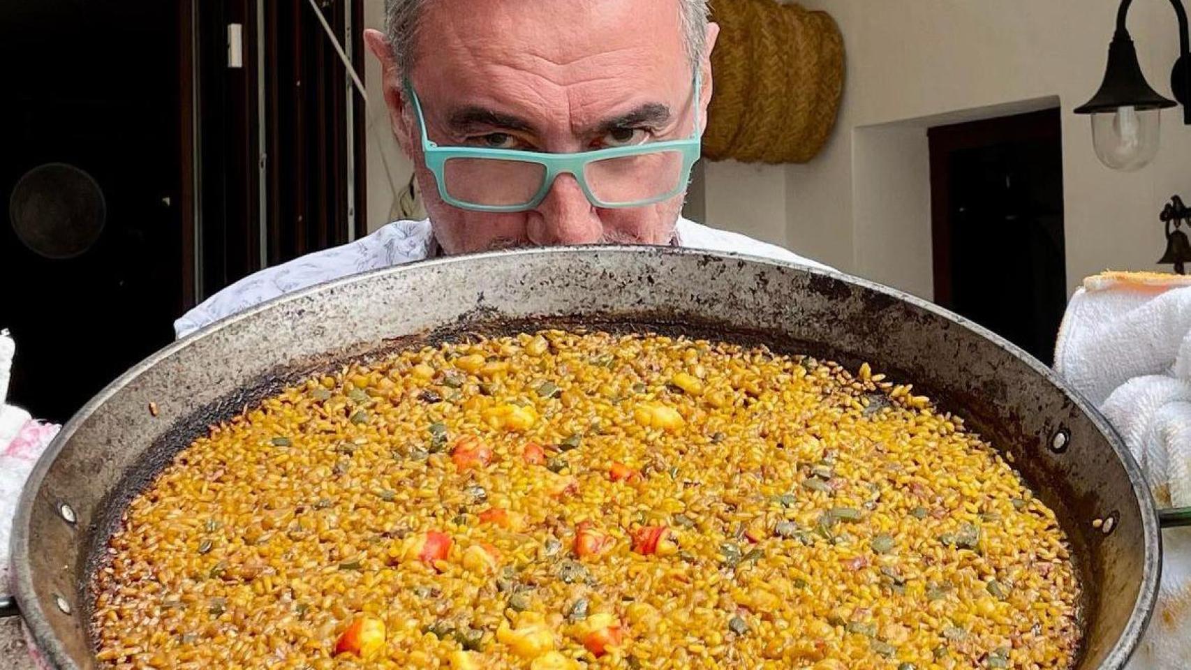 Carlos Herrera sujetando una paellera.