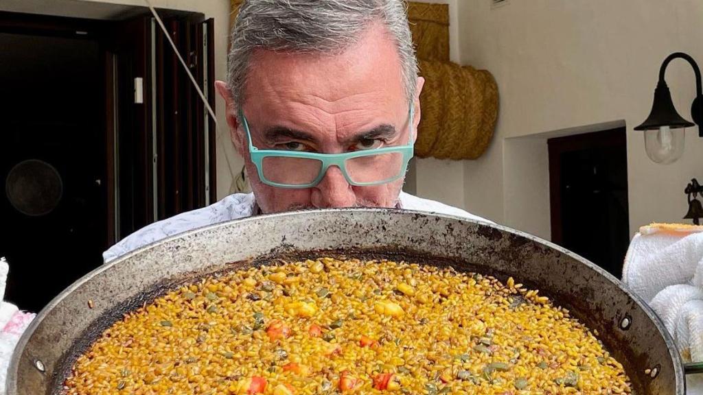 Carlos Herrera sujetando una paellera.