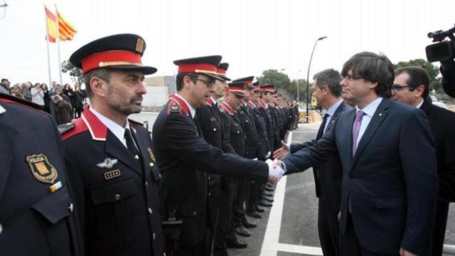 Carles Puigdemont saluda a agentes de los Mossos d'Esquadra.