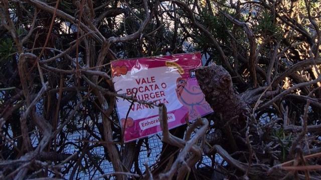 Uno de los vales de comida en los alrededores del recinto.