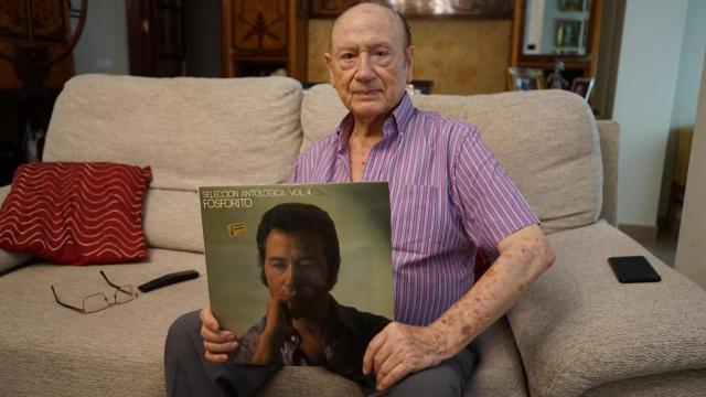 Fosforito en el salón de su casa sosteniendo uno de sus discos recopilatorio