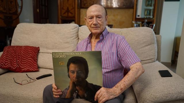 Fosforito en el salón de su casa sosteniendo uno de sus discos recopilatorio