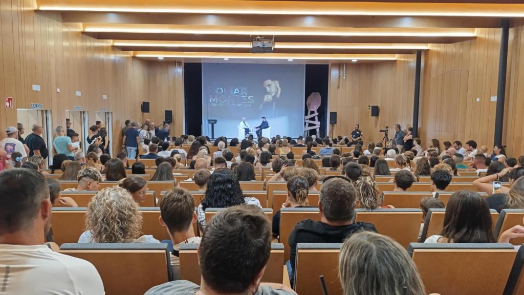 Omar Montes conversa con Juan Ramón Lucas en el Museo Minero de La Unión (Murcia), con todo el aforo completado.