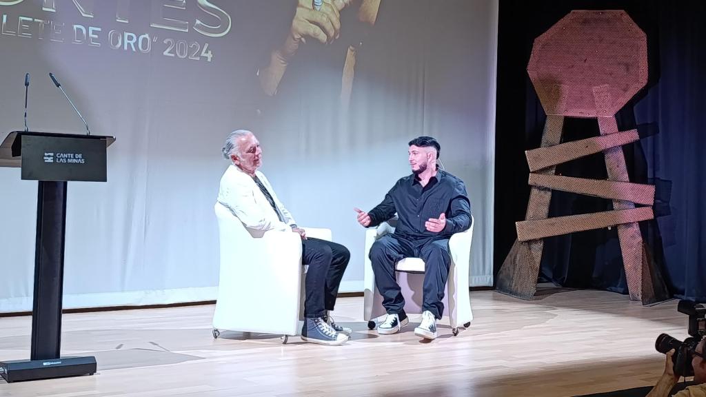 Omar Montes conversa con Juan Ramón Lucas en un acto previo a la entrega del 'Castillete de Oro' al cantante en el Museo Minero de La Unión (Murcia).