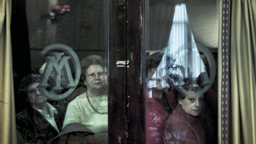 Unas mujeres en el interior del Círculo Mercantil de Vigo.