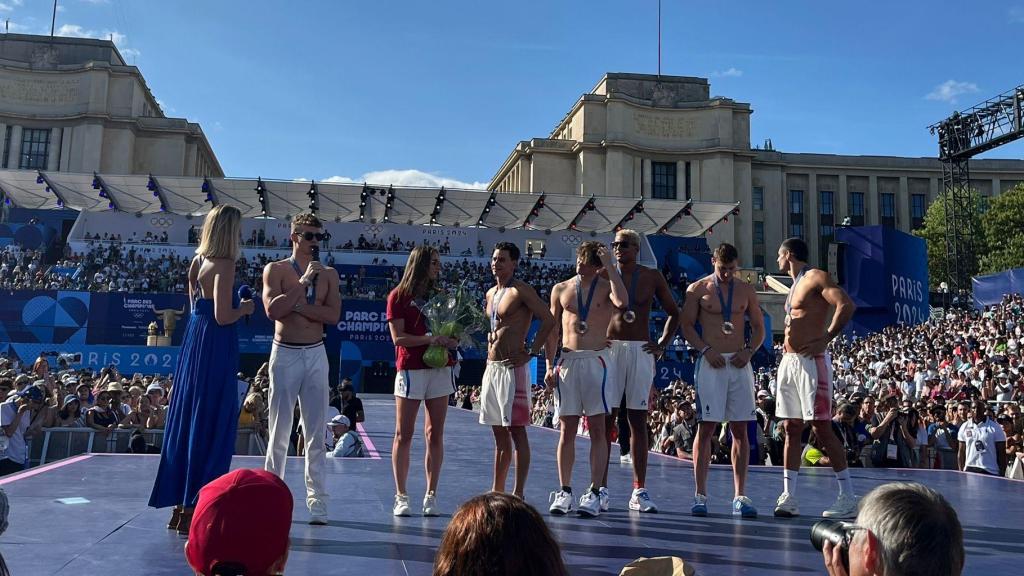 Julie en la celebración del equipo de natación francés.