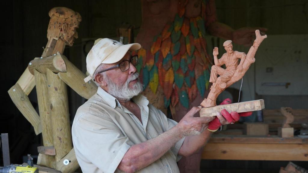 Ricardo Dávila, en su taller.