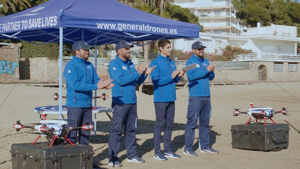 Los pilotos y los drones en la playa. EE