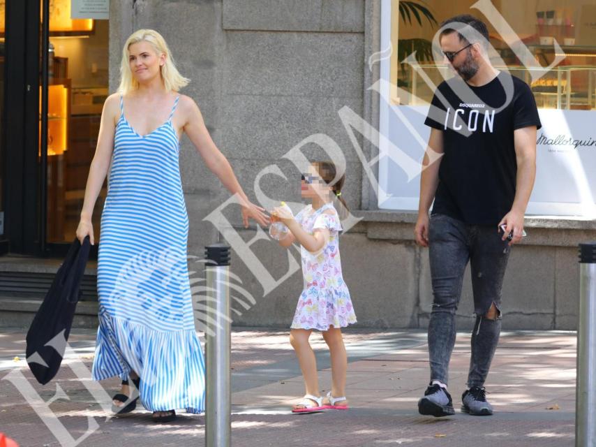 Adriana Abenia y su familia disfrutando de un paseo por Madrid.