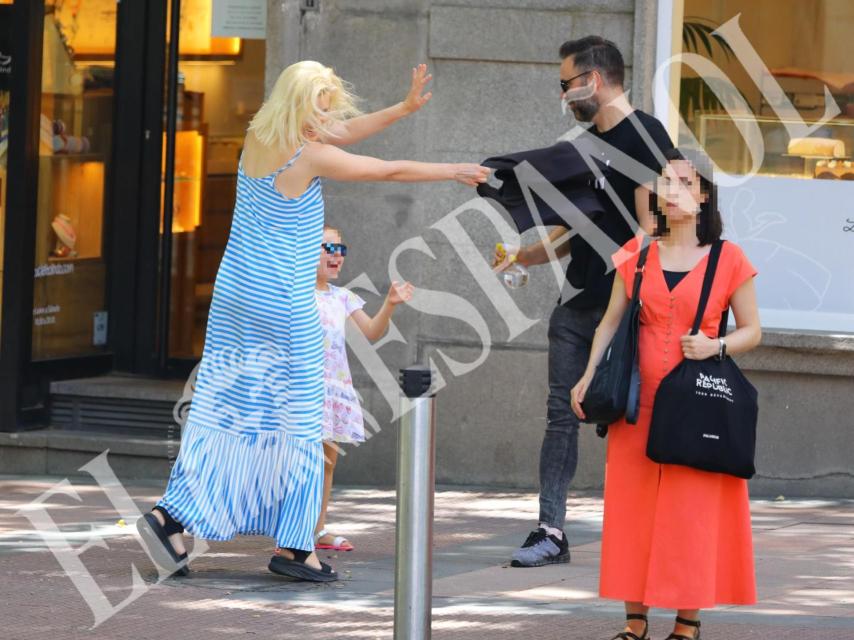 Adriana Abenia y su familia durante un paseo por Madrid.