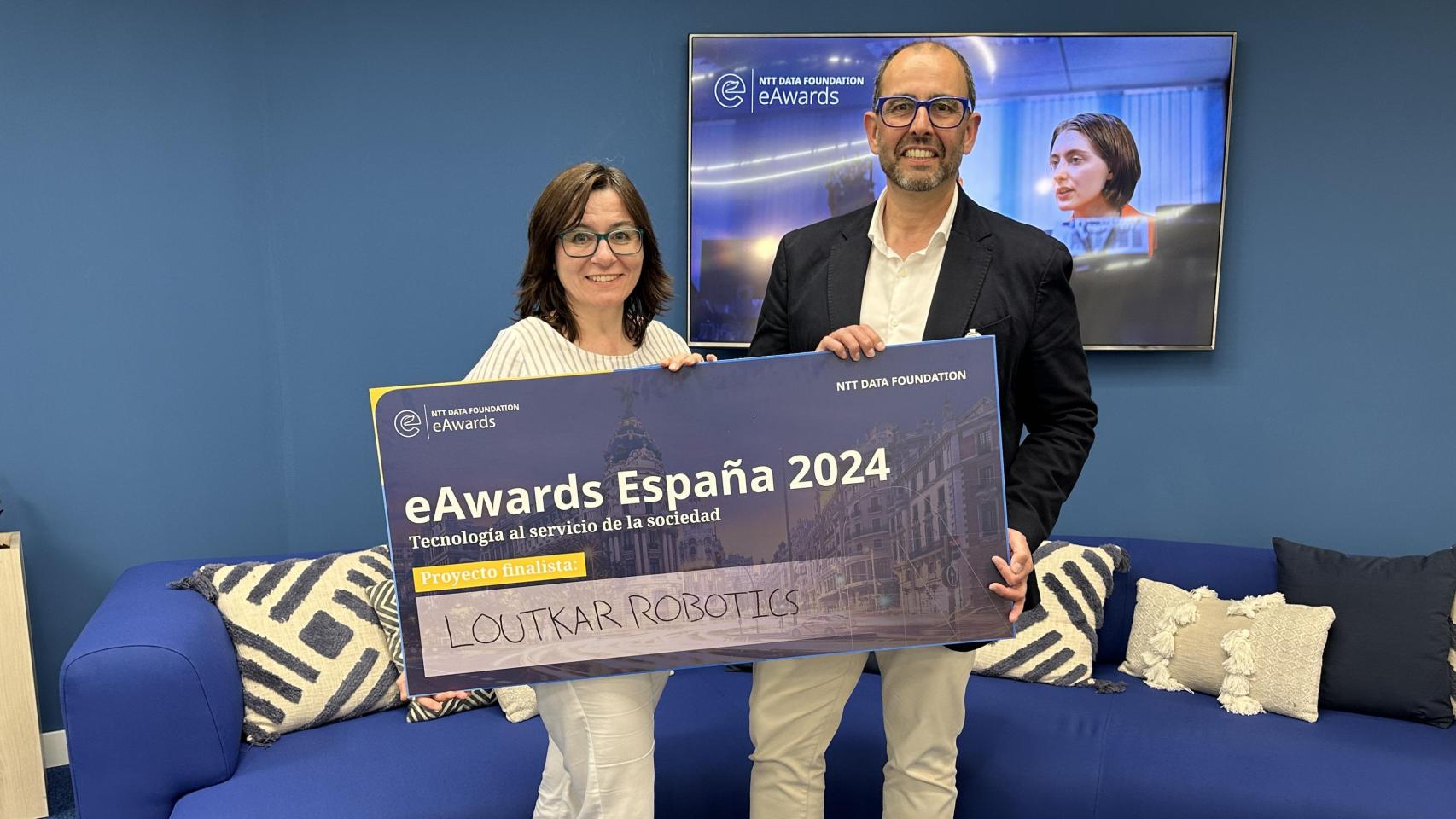 Miembros del equipo de Loutkar Robotics recogen la distinción como finalistas en los eAwards de la NTT DATA Foundation 2024.