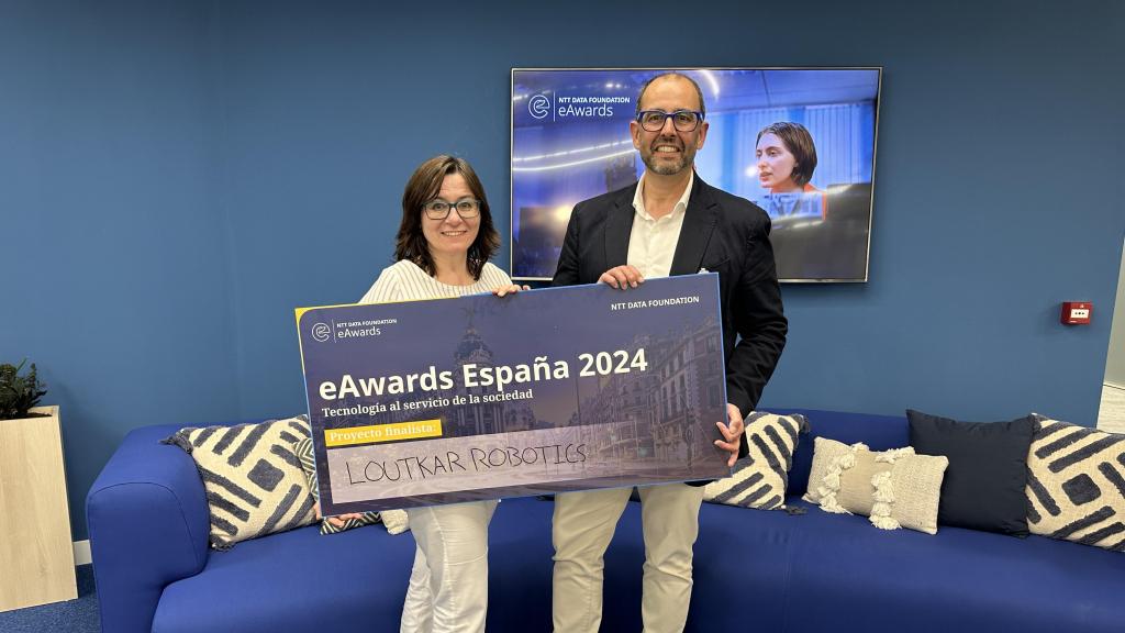 Miembros del equipo de Loutkar Robotics recogen la distinción como finalistas en los eAwards de la NTT DATA Foundation 2024.