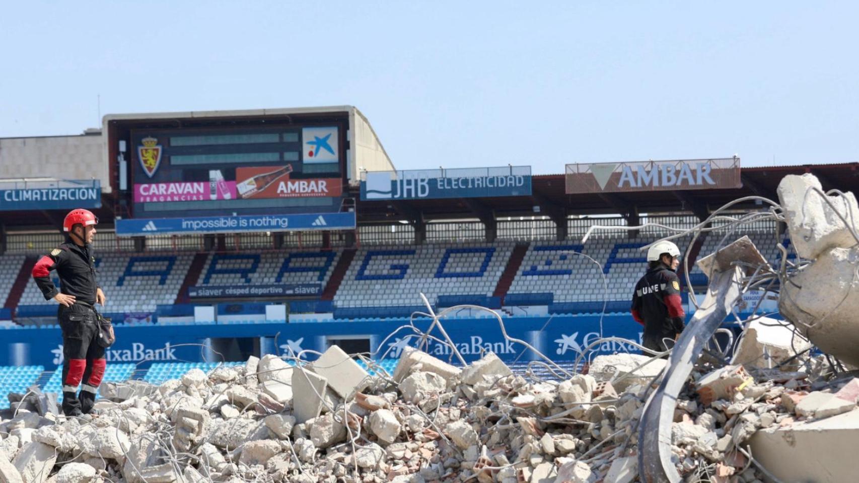 Maniobras de la UME en el estadio de La Romareda de Zaragoza