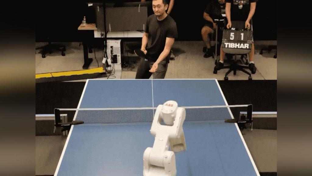 Robot de Google DeepMind jugando.