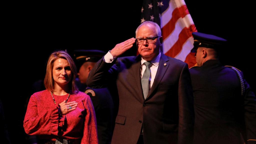 El gobernador de Minnesota Tim Walz y la vicegobernadora Peggy Flanagan saludan a la bandera durante la toma de posesión del gobernador en el Teatro Fitzgerald de St.Paul, Minnesota, Estados Unidos en 2019