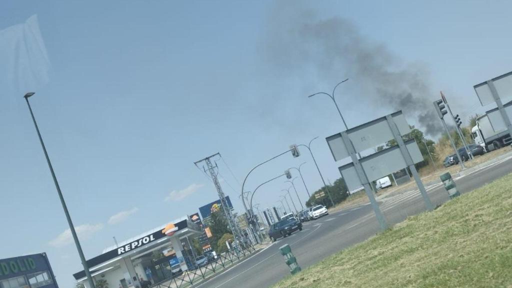 Humareda que se aprecia desde la rotonda del San Agustín