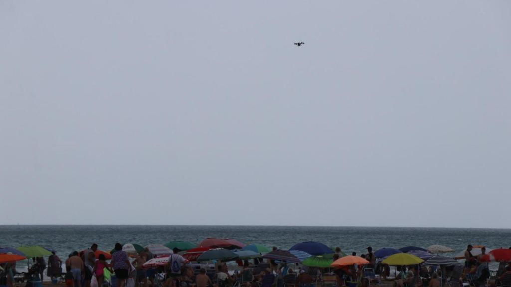 El dron sobrevuela la playa de Sagunto. EE