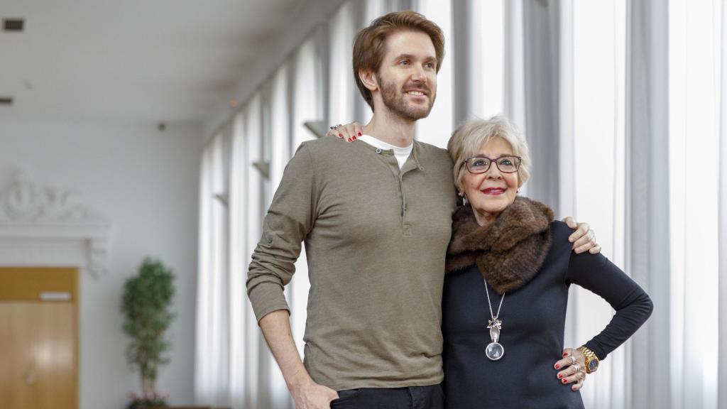 Concha Velasco junto a su hijo mayor, Manuel, en una fotografía tomada en Valladolid, en 2018.