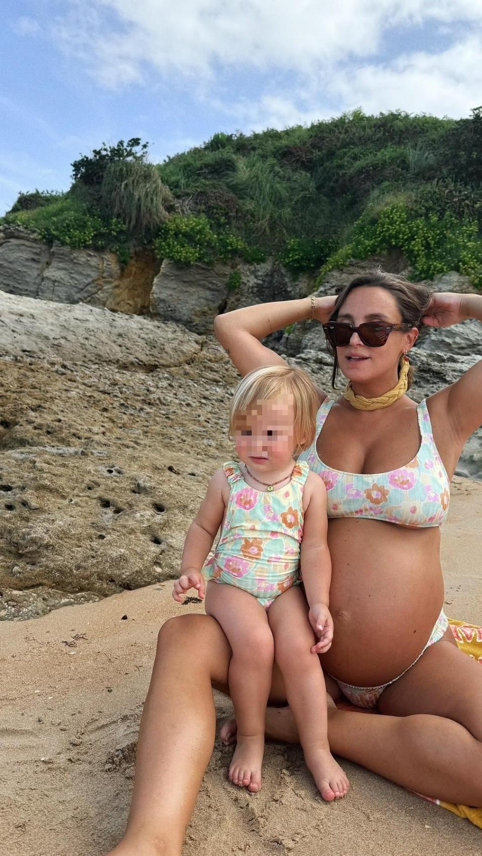 Marta Pombo, junto a su hija Matilda en Instagram.