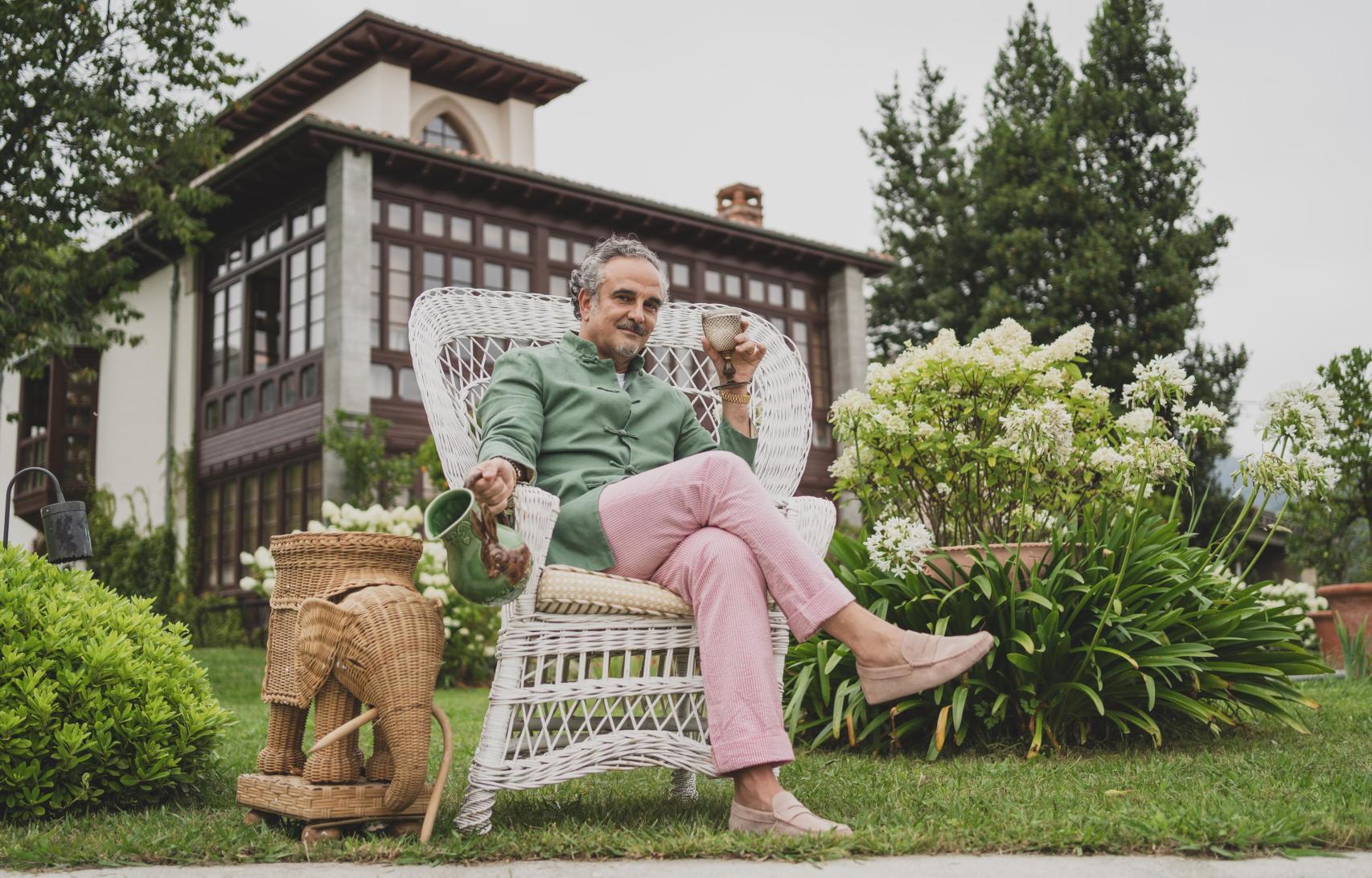 Lorenzo Castillo posa en un butacón frente a su casa en Peruyes, Asturias.