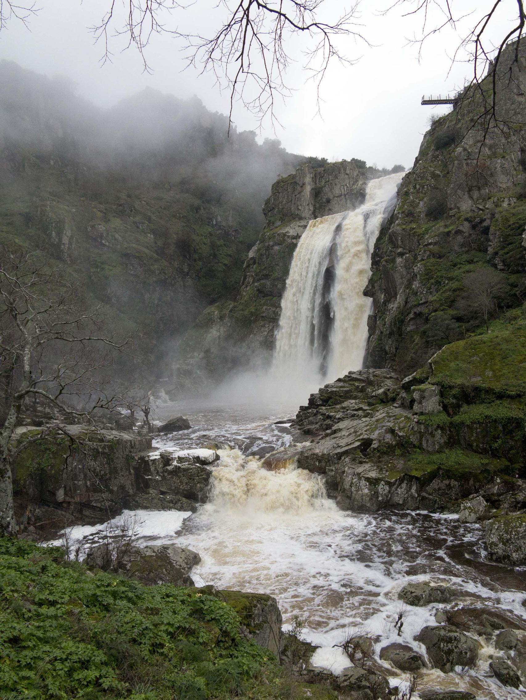 La gran cantidad de agua que cae por la cascada