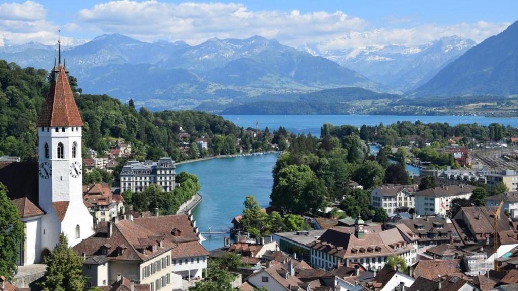 El lago Thun se encuentra en la cara norte de los Alpes suizos, entre los pueblos de Spiez e Interlaken.