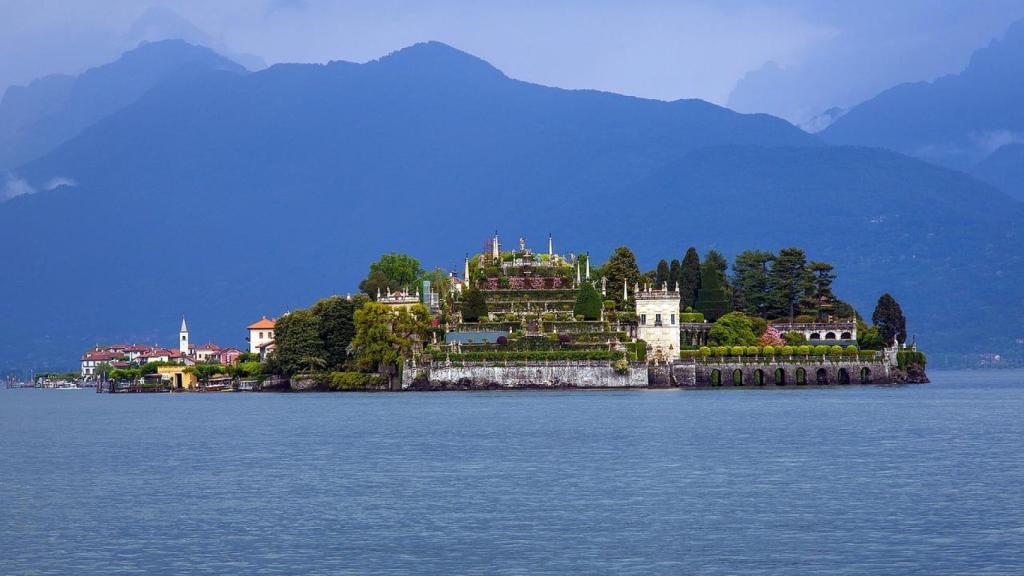 Una de las tres islas que emergen en el lago de Constanza.